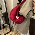 Bolso hobo rojo acolchado con corazones y correa acolchada para llevar cruzado - Rojo