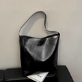 Detalle de bolso hobo de piel encerada negra brillante con correa ancha y moderna - Negro