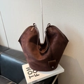 Große Vintage-Tragetasche aus Wildlederimitat in Dunkelbraun mit Beuteldesign - Braun