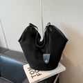 Große schwarze Wildleder Eimertasche mit asymmetrischem Wellenrand und Schultergurt - Schwarz