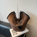 Klassische Shopper-Tasche mit Leopardenmuster und schwarzen Ledergriffen für das Büro - Schwarzer Leopard