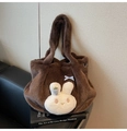 Dettaglio borsa tote in peluche marrone scuro con ciondolo a coniglio e anello a D in metallo - Marrone
