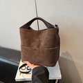 Braune Vintage-Beuteltasche mit Kunstleder-Textur und Tragegriff im Umhängetaschen-Stil - Braun