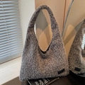 Borsa hobo in mohair grigio peluche con texture morbida ed etichetta nera del marchio - Grigio