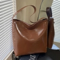 Bolso tote marrón de cuero encerado brillante con correa ancha estilo vintage minimalista - Marrón