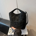 Vintage-Beuteltasche in Schwarz mit Marmortextur, Doppelgriffen und verstellbarem Gurt - Schwarz