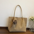 Borsa tote in camoscio kaki con ciondolo a cuore leopardato e spalline sottili - Cachi Chiaro Con Ciondolo