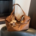 Grande borsa tote marrone vintage con ciondolo a coniglio di peluche e dettaglio donut - Marrone con ciondolo
