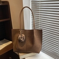 Braune Shopper-Tasche mit Leopardenmuster, Herzanhänger und Schultergurten - Braun mit Anhänger