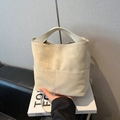 Cremefarbene Lederbeuteltasche mit Doppelgriffen und verstellbarem Schultergurt - Khaki