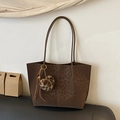 Große dunkelbraune Tote-Bag mit Leopardenmuster, Herzanhänger und Wildlederoptik - Kaffee mit Anhänger
