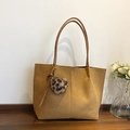 Borsa tote marrone scamosciata con ciondolo a cuore leopardato e manici sottili - Marrone Giallastro Con Ciondolo