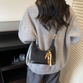 Schwarze Retro-Schultertasche mit böhmischer Perlenquaste und mattem Finish an einem Model - Mit Anhänger / Schwarz