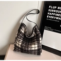 Dettaglio della classica borsa hobo pied-de-poule bianca e nera con tracolla in pelle - Quadri Nero