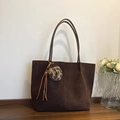 Borsa tote in pelle scamosciata marrone scuro con pompon leopardato e nappa lunga - Caffè con Ciondolo