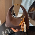 Dunkelbraune Wildleder-Halbmondtasche mit Ledergriff und böhmischem Perlenquasten-Detail - Mit Anhänger / Kaffeebraun