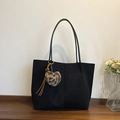 Grande borsa tote nera con ciondolo a cuore leopardato e nappe marroni su legno - Nero con ciondolo