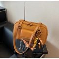 Dettaglio borsa Boston vintage in camoscio marrone con perline etniche e manici - Marrone giallo con pendente