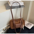 Dettaglio borsa baguette in pelle scamosciata marrone con perline e texture opaca - Marrone con ciondolo