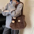 Borsa tote in peluche marrone scuro con ciondolo a orso ed etichetta in pelle Sunny - Caffè (Con Ciondolo)
