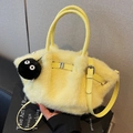 Gelbe Plüsch-Beuteltasche mit weichem Kunstfell und soot sprite Schlüsselanhänger - Gelb