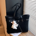 Große schwarze Tote-Bag mit Leopardenmuster, Wildleder-Optik und süßem Bärenanhänger - Schwarz (Mit Anhänger)