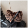 Braune Schultertasche mit Leopardenmuster aus Plüsch mit schwarzem Riemen und Reißverschluss - Braun