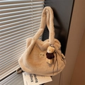 Borsa tote in peluche color albicocca con ciondolo a orsetto e tracolla in pelle regolabile - Cachi (Con Ciondolo)