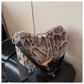 Braune Schultertasche mit Leopardenmuster aus Kunstpelz und schwarzem Lederriemen - Grau