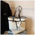 Retro cremefarbene Tragetasche mit schwarzem Lederbesatz und Bärenanhänger - Reisweiß (Mit Anhänger)