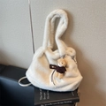 Borsa tote in ecopelliccia bianca con ciondolo orsetto marrone e etichetta in pelle - Bianco Riso (con Pendaglio)