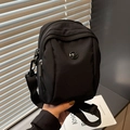 Borsa a tracolla minimalista in nylon nero con logo tondo e cerniere multiple - Nero