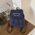 Dettaglio dello zaino in nylon blu scuro con ricamo bianco e pratica chiusura a coulisse - Blu