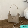 Detailansicht der khakifarbenen Tasche mit Vintage-Lederstruktur und Schultergurt - Khaki