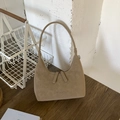Dettaglio della borsa a tracolla vintage in pelle martellata kaki con logo - Cachi