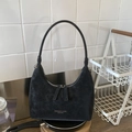 Dettaglio di una borsa hobo vintage in pelle nera con doppia cerniera e logo stampato - Nero