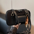 Borsa a spalla retrò nera in pelle scamosciata con cuciture a contrasto e nappe - Nero con ciondolo