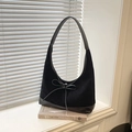 Elegante borsa Hobo in finto camoscio nero con finiture in pelle e fiocco decorativo - Nero
