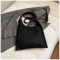 Dettaglio della borsa tote in pelle scamosciata nera con occhielli e tracolla regolabile - Nero
