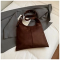 Dettaglio borsa tote in pelle scamosciata marrone con tasca grande e fibbia in metallo - Marrone