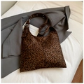 Dettaglio borsa hobo scamosciata leopardata con fibbia argentata regolabile su un abito grigio - Leopardo Caffè