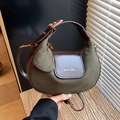 Bolso de hombro en ante verde oscuro con ribete de cuero marrón y colgante de corazón - Verde