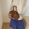 Borsa Boston in pelle scamosciata marrone con ciondolo a orsetto e doppi manici donna - Marrone