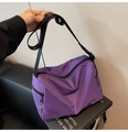 Dettaglio della borsa in tela a scacchi viola e bianchi con tracolla nera regolabile - Viola