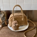 Borsa bowling Boston in pelle scamosciata cammello con ciondolo orso e tracolla regolabile - Cachi