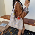 Borsa tote in maglia arcobaleno con ciondolo a fragola e trama bohémien all'uncinetto - Blu