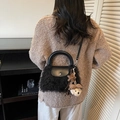 Bolso de piel sintética negra con solapa de cuero, colgante de oso y estrella de invierno - Negro con colgante