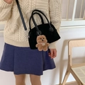 Elegante borsa a mano Boston in pelle scamosciata nera con ciondolo a orso e tracolla - Nero