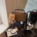 Sac bandoulière rétro léopard avec garniture noire et accessoire chien en peluche - Avec Pendentif / Noir