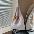 Borsa tote all'uncinetto arcobaleno con ciondolo arancione in luce naturale - Viola